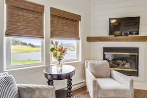 Smart-tv, eldstad, böcker och en stereo