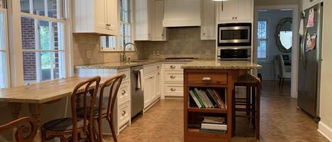 Mikrobølgeovn, opvaskemaskine, kaffe-/temaskine