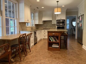 Mikrowelle, Geschirrspüler, Wasserkocher mit Kaffee-/Teezubehör