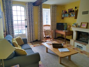 Smart TV, fireplace, toys, books - Stylish elevated village house with stunning countryside views. (Frolois)