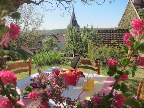 ** NOUVEAU ** Maison de village surélevée avec des intérieurs élégants et une vue imprenable.