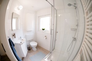 Een douche, een haardroger, handdoeken, zeep