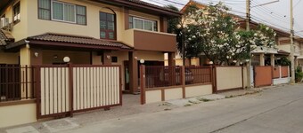 175squarewah / newly renovated / 90sqwah backyard / 4bedrooms / 3bathrooms