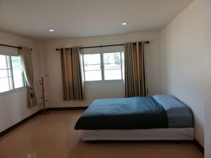 4 bedrooms, bed sheets - 175squarewah / newly renovated / 90sqwah backyard / 4bedrooms / 3bathrooms (Banpong)