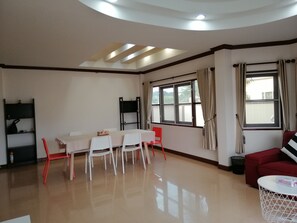 Interior - 175squarewah / newly renovated / 90sqwah backyard / 4bedrooms / 3bathrooms (Banpong)
