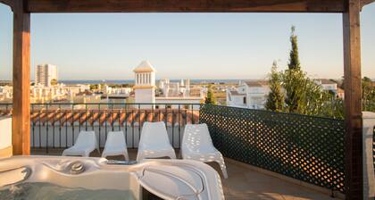 Luxuriöse Alvor-Villa mit 3 Schlafzimmern und Whirlpool auf der Dachterrasse mit Whirlpool von AlvorBeach