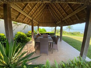Outdoor dining - MAGNIFICENT VILLA BY THE SEA WITH PRIVATE ACCESS TO THE BEACH, 5 * SERVICE (Cap Skirring)