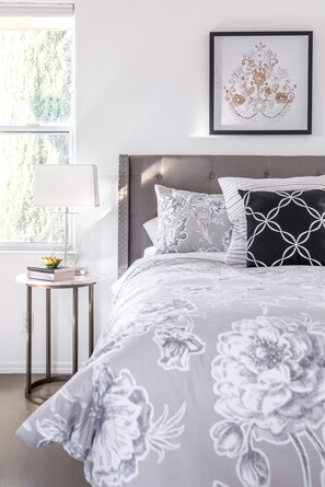 4 bedrooms, desk, iron/ironing board, travel crib - Vine View Terrace, beautiful wine country home (Paso Robles)