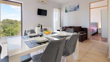 Appartamento, 2 camere da letto, al piano terra | Soggiorno | TV a schermo piatto