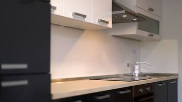 Appartamento, 1 camera da letto, vista collina | Cucina privata | Frigorifero con congelatore, forno, piano cottura