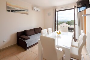 Appartement, 2 chambres | Aire de séjour | Téléviseur à écran plat