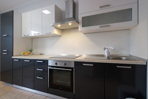 Apartment, 1 Bedroom, Hill View | Private kitchen