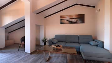 Apartamento, 2 quartos, vista para o mar (Penthouse) | Sala de estar | TV de tela plana