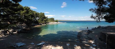 Playa en los alrededores y playa de arena blanca