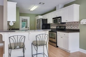 Mikroaaltouuni, astianpesukone, kahvin-/teenkeitin