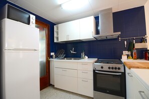 Een koelkast, een microgolfoven, een oven