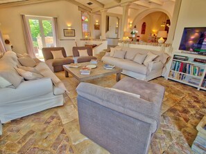 Fernseher, Kamin, Bücher, Stereoanlage