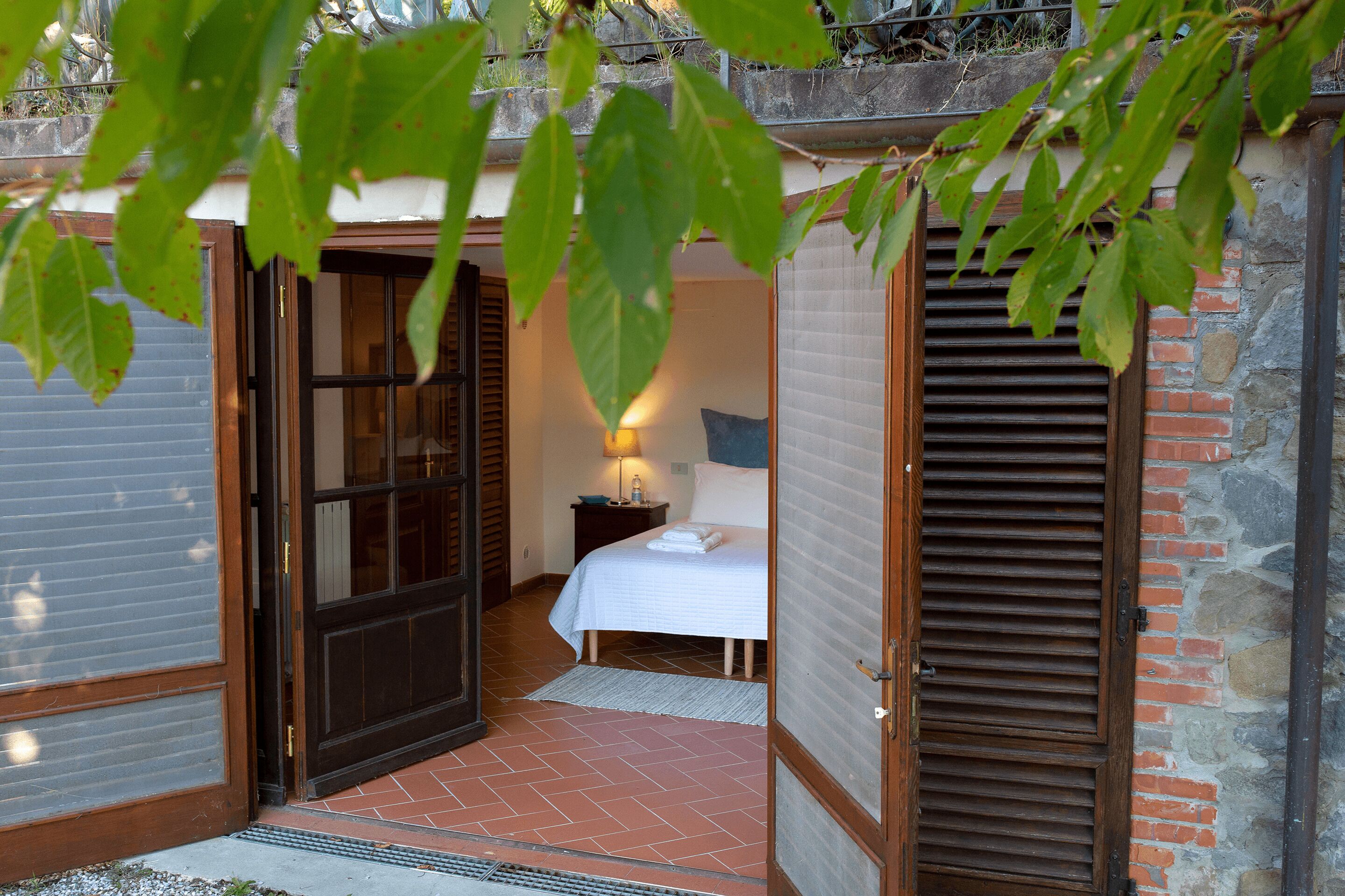 5 bedrooms, iron/ironing board, free WiFi, bed sheets