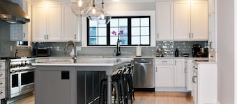 Brand new 2021 Reno of Federal Style House, steps from Downtown Brandon