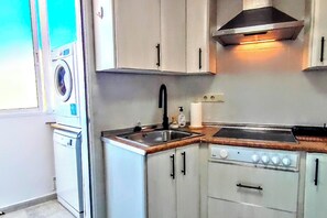 Kylskåp, mikrovågsugn, spishäll och diskmaskin
