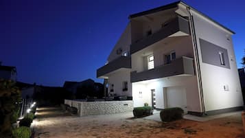 Comfort Room | Courtyard view