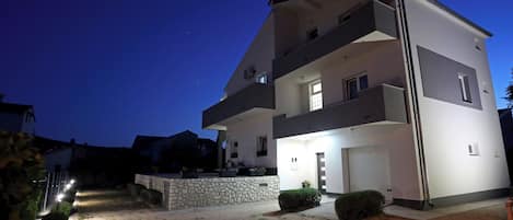 Comfort Room | Courtyard view