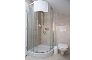 Familienzimmer | Dusche im Bad