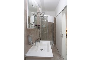 Exclusive Studio Suite | Bathroom | Shower, free toiletries, hair dryer, towels - Guesthouse Villa DomeNico (Lozovac)