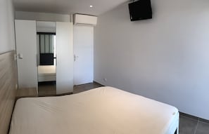 2 bedrooms, iron/ironing board, travel cot, free WiFi