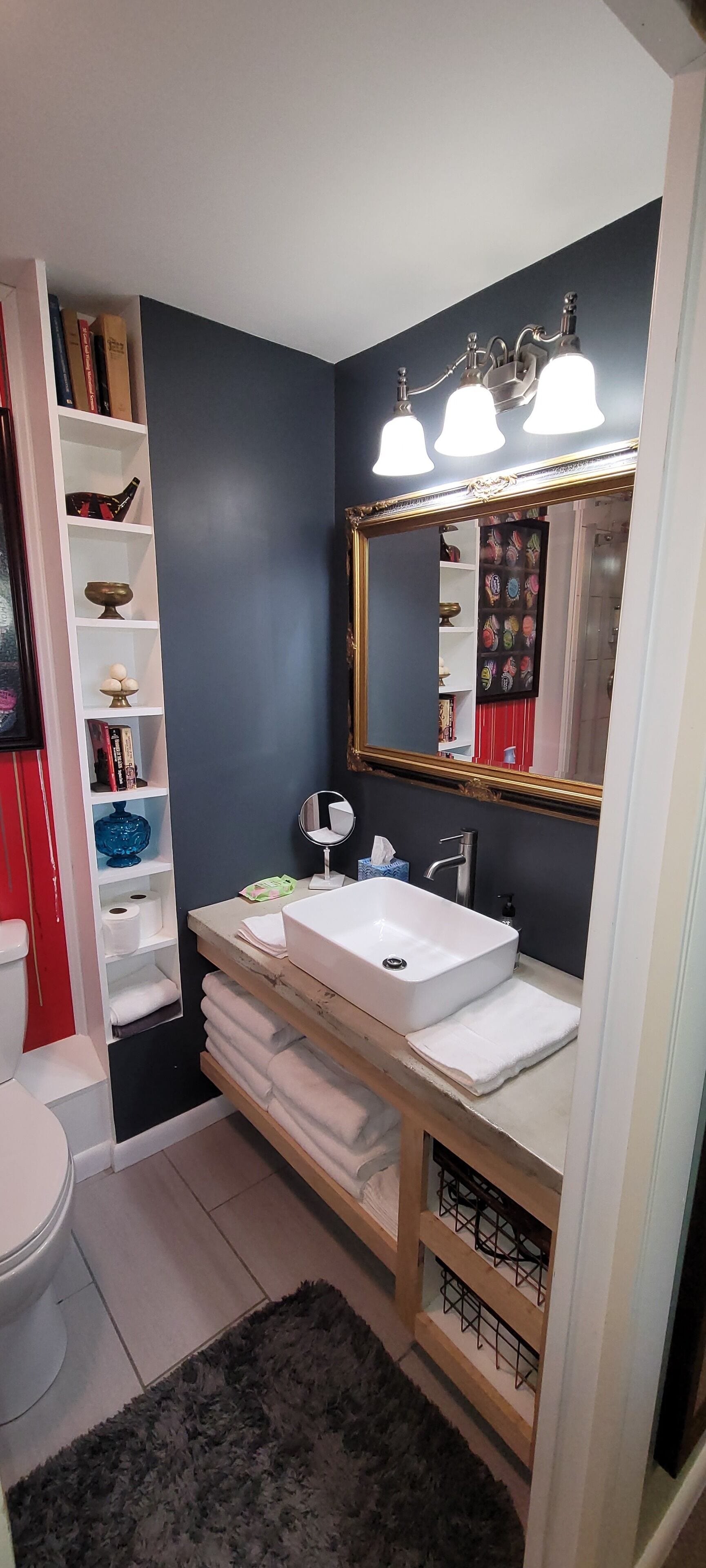 Een douche, een haardroger, handdoeken, zeep