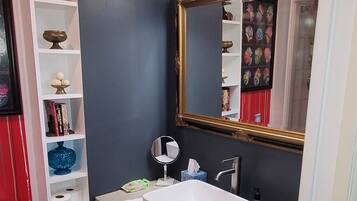 Een douche, een haardroger, handdoeken, zeep