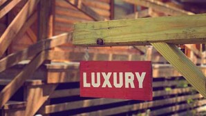 Una struttura in legno con un cartello che riporta la scritta 'LUXURY'.