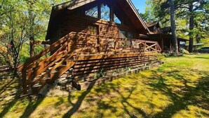 Una baita rustica con una ripida scala che porta a un'uscita in legno.