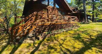 Ylellinen mökki Bear Mountain hirsimökkeissä