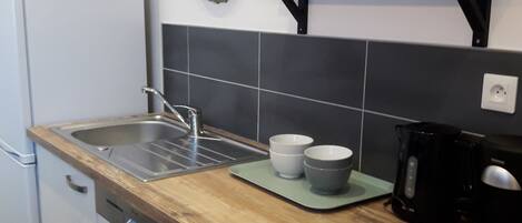 Een koelkast, een oven, een vaatwasser