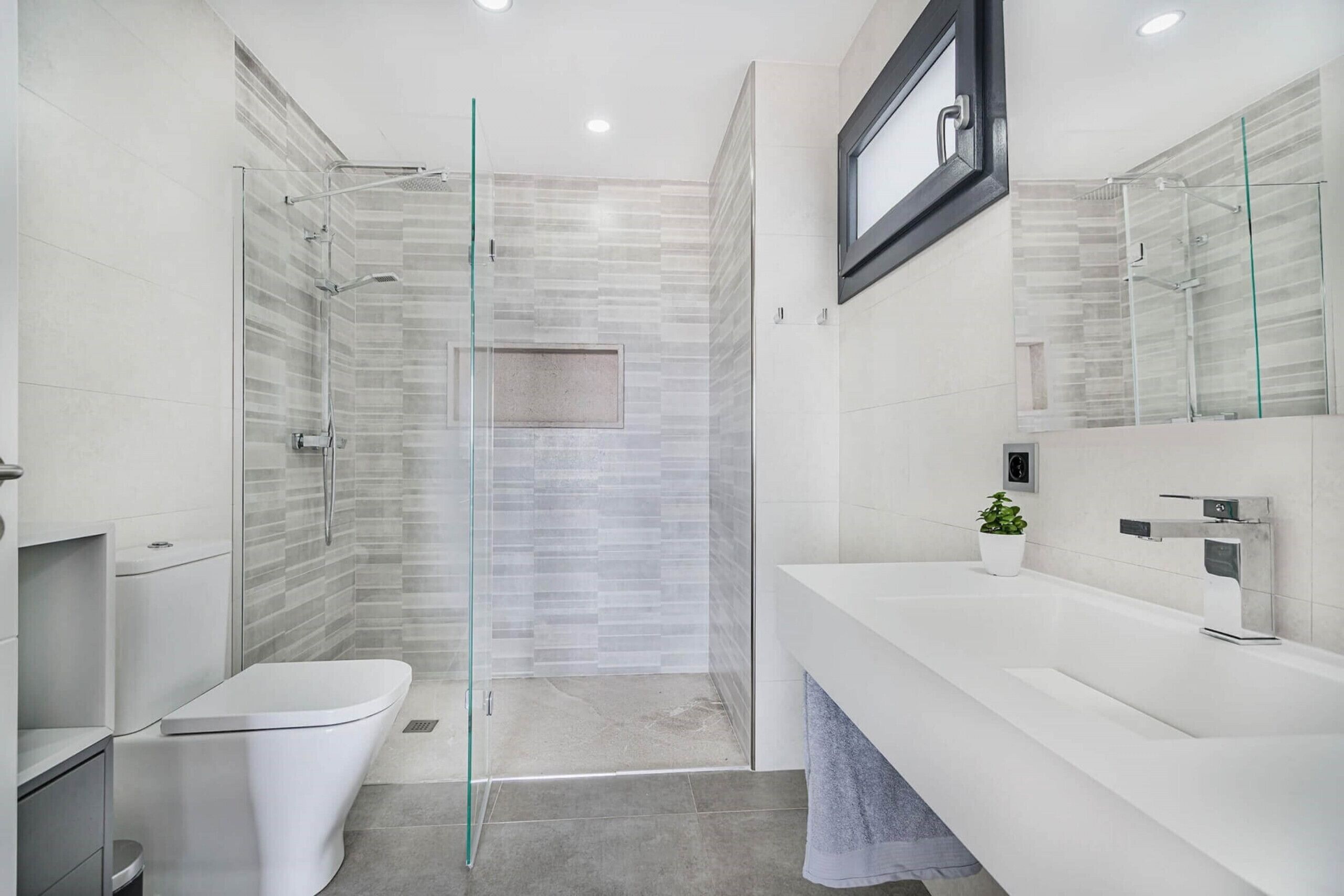 Dusche, Haartrockner, Handtücher