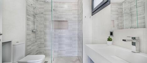 Dusche, Haartrockner, Handtücher