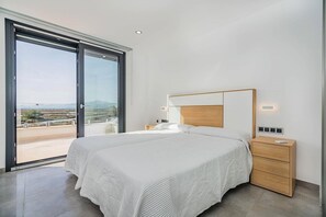4 bedrooms, in-room safe, iron/ironing board, free WiFi - Corb Mari for 8 people with pool (Playa de Muro)