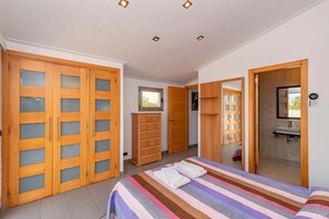 3 chambres, coffres-forts dans les chambres, fer et planche à repasser