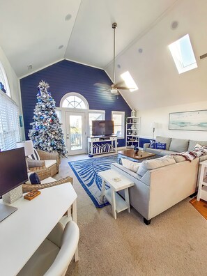 Een smart-tv, een dvd-speler, een stereo en een computerscherm