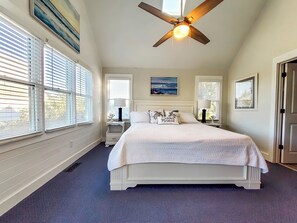 4 habitaciones, escritorio y tabla de planchar con plancha 