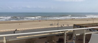Waterfront, 58 m² air-conditioned apartment with double balcony