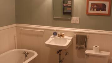 Baignoire, sĂšche-cheveux, serviettes fournies, shampoing