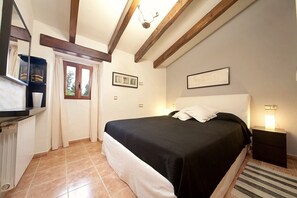 3 bedrooms, in-room safe, iron/ironing board, free WiFi