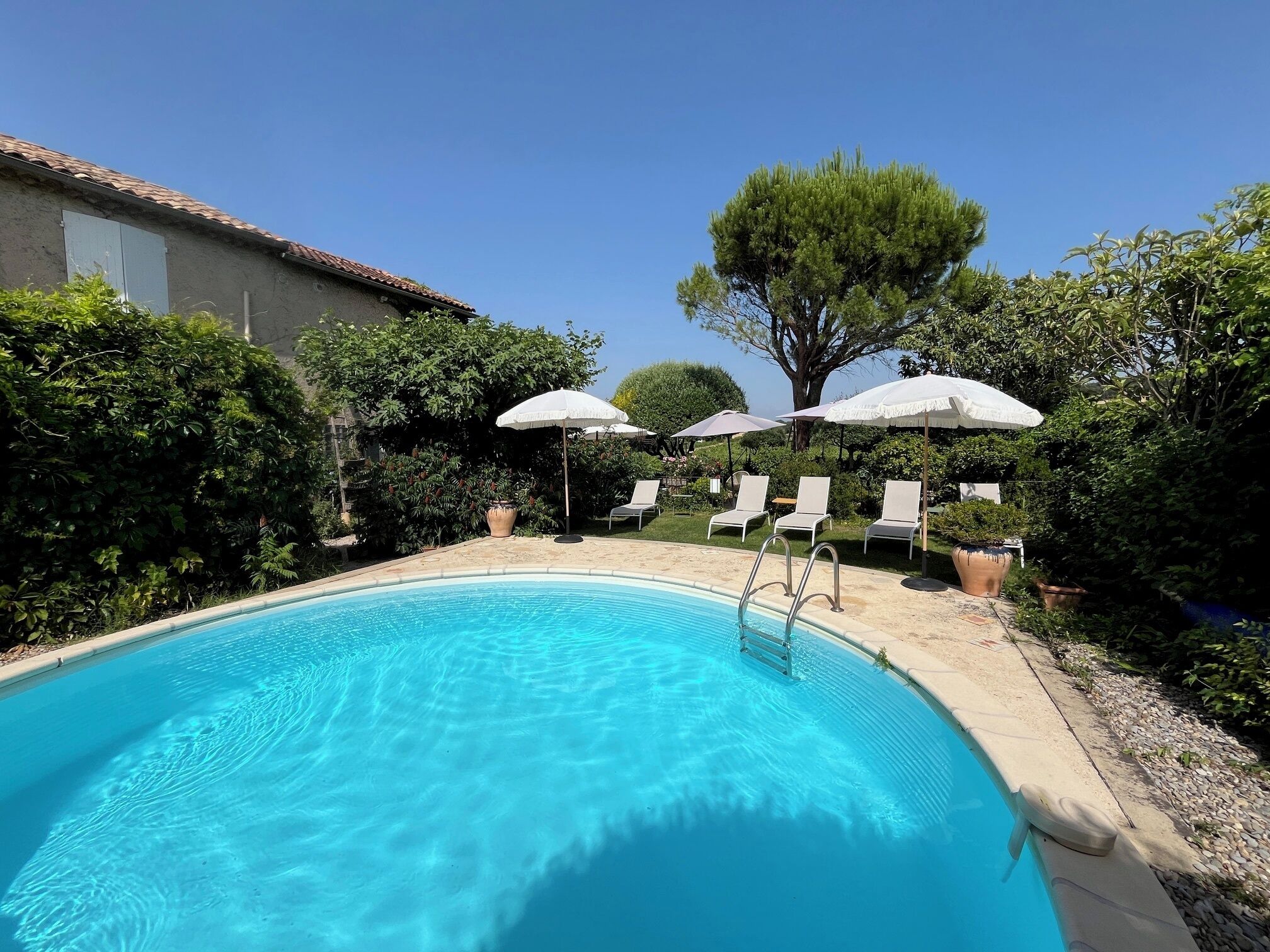 Piscina stagionale all'aperto, lettini