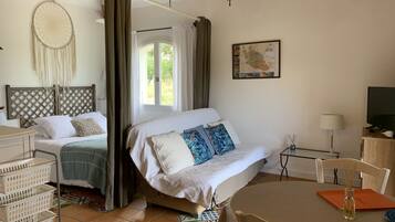 Cottage (Le Levant) | Living area | Books