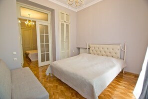 3 chambres, coffres-forts dans les chambres, fer et planche Ă repasser