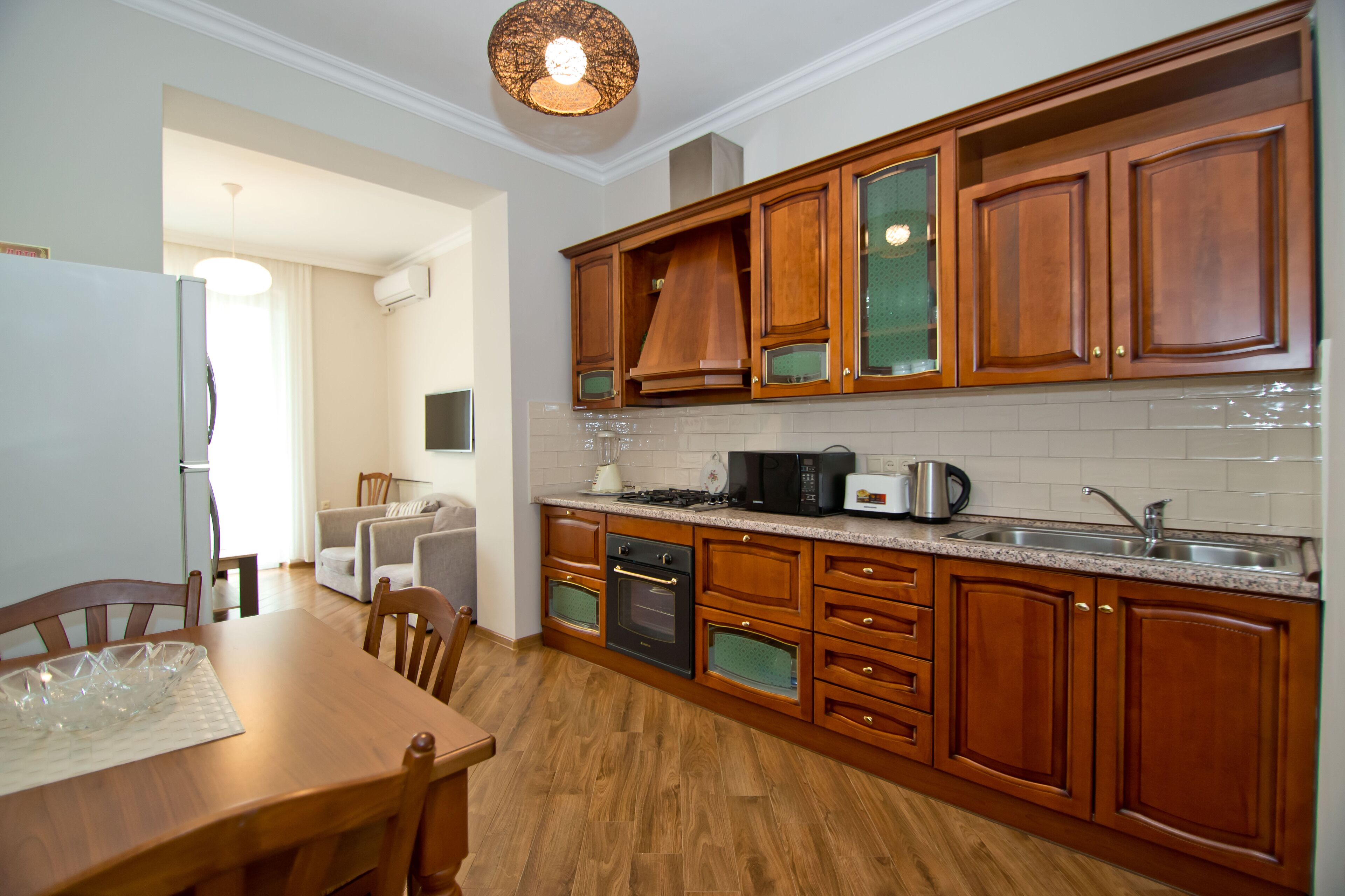 Een koelkast, een microgolfoven, een koffiezetapparaat/waterkoker