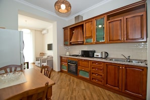 Réfrigérateur, micro-ondes, cafetiÚre/bouilloire, bouilloire électrique