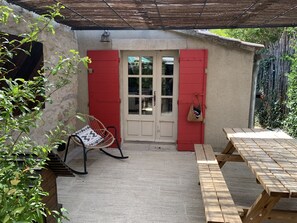 Outdoor dining - Charming guest house with patio and jacuzzi, not overlooked. (Saint-Rémy-de-Provence)